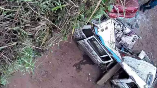 Car Skids Off Bridge In Ibadan,Lands On A Passenger Bus (Photos)